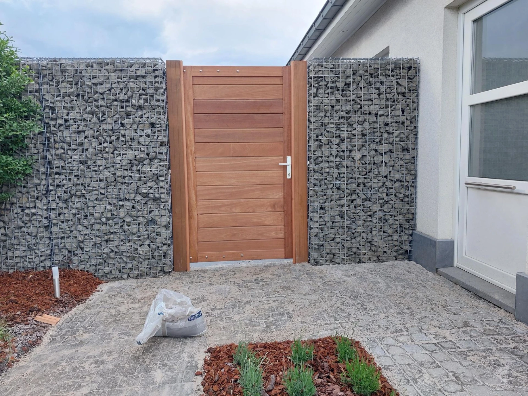 Steenkorven in combinatie met houten poort