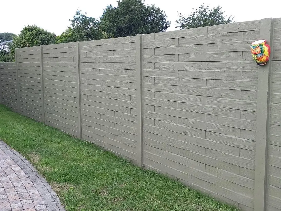 Afsluiting in betonplaten met structuur