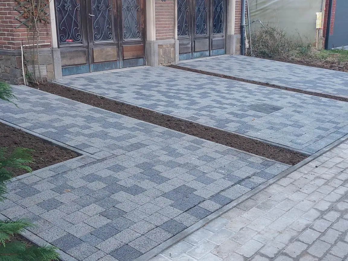 Afgewerkte oprit in waterdoorlatende klinkers